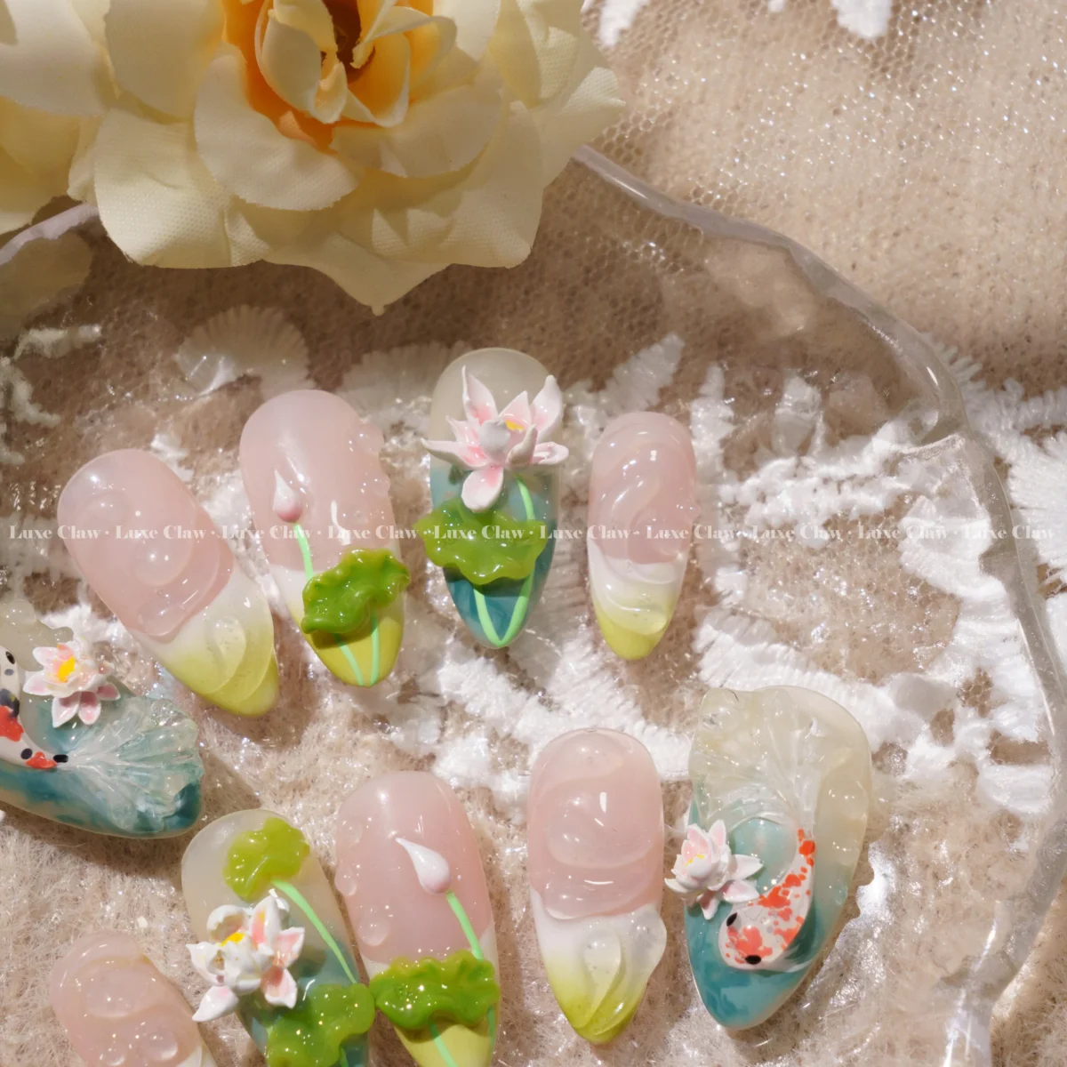 Koi Dans Un Étang De Lotus Serein – Image 2